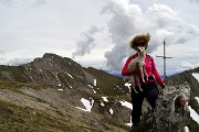 54 Piccola croce su roccetta con vista in Cima di Valmora